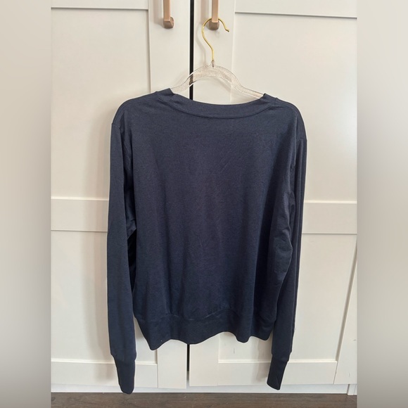 Vuori DayDream Long Sleeve Crew Top Size Large in Dark Blue Shirt Athleisure Gym - Picture 3 of 3